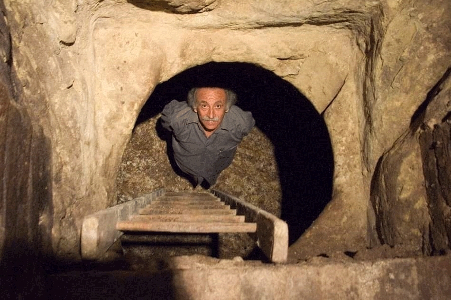 Vittorio Beltrami in una fossa di Palazzo Rusticucci